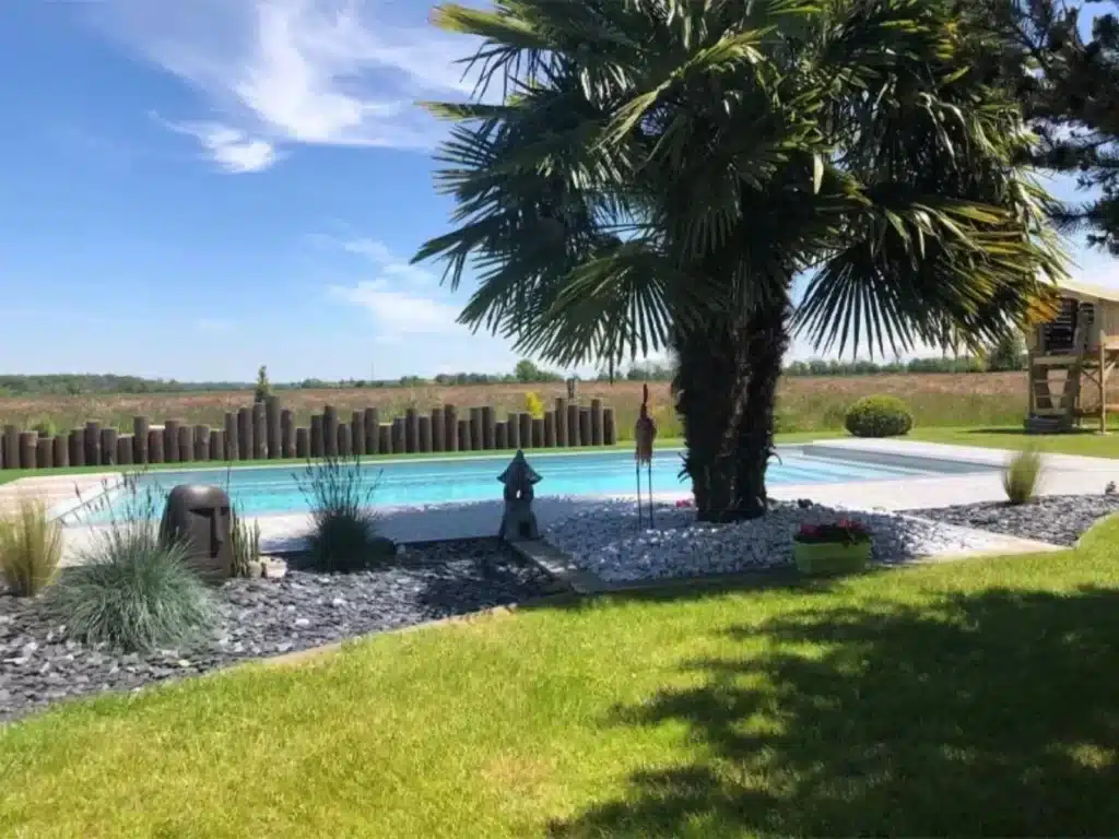 installation d'une piscine coque à chalon-sur-saone par royal piscines et spa