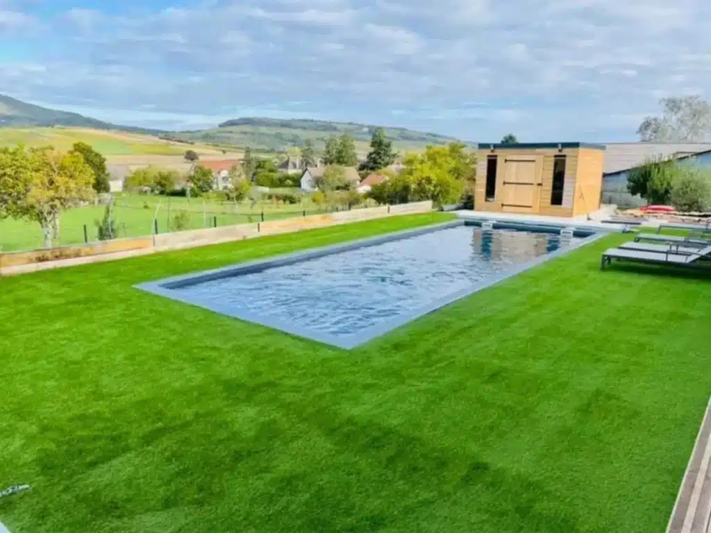 installation d'une piscine coque à chalon-sur-saone par royal piscines et spa