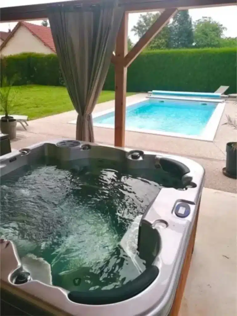 installation d'une piscine coque à chalon-sur-saone par royal piscines et spa