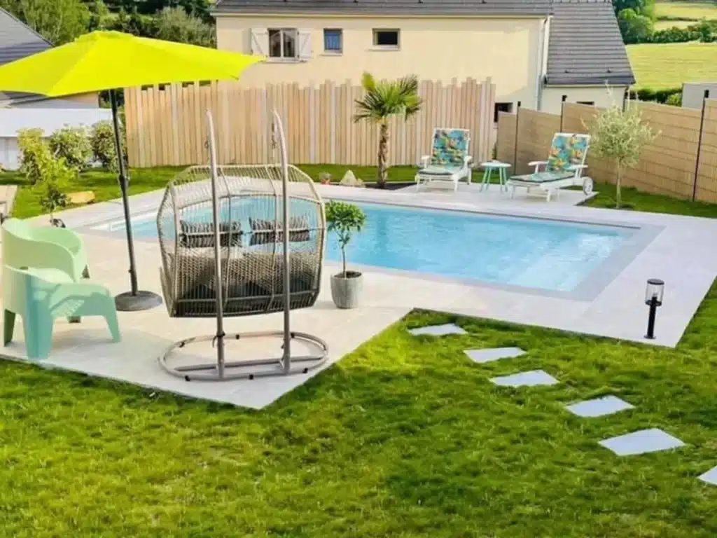 installation d'une piscine coque à chalon-sur-saone par royal piscines et spa