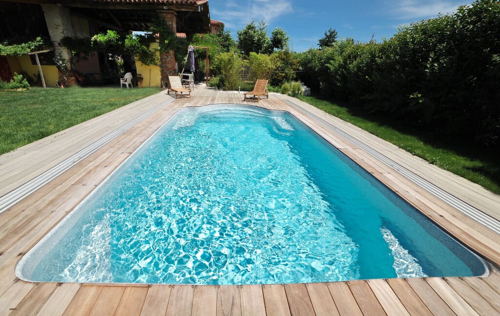 piscine coque classique dans jardin