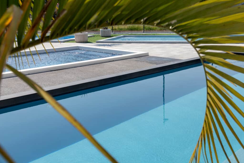 installation d'une piscine coque à saintes par aqua pensez vous