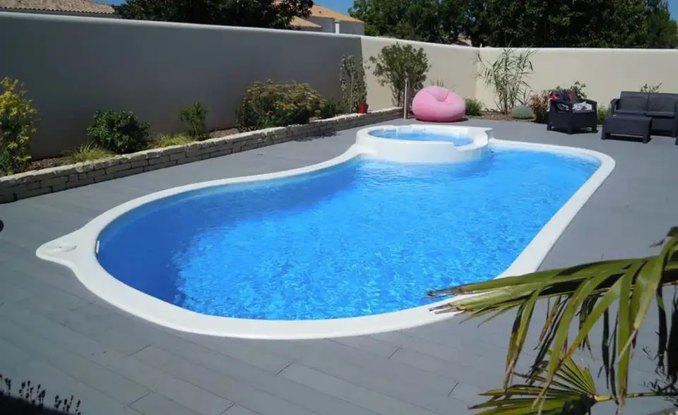installation d'une piscine coque sur l'île de ré par easy piscines 17