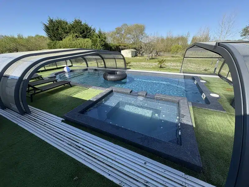 installation d'une piscine coque sur l'île de ré par easy piscines 17