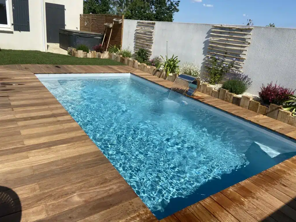 installation d'une piscine coque sur l'île de ré par easy piscines 17
