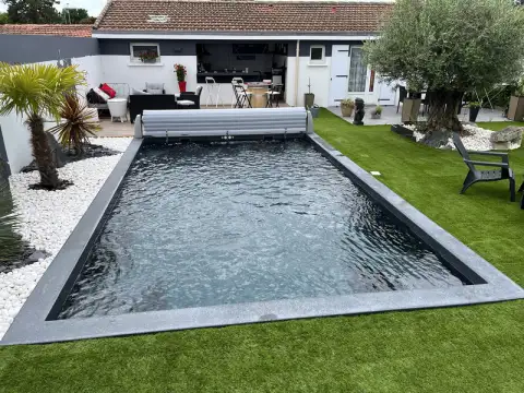 installation d'une piscine coque sur l'île de ré par easy piscines 17