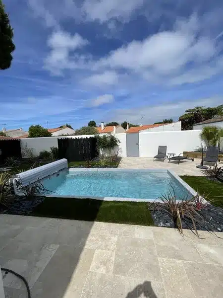 installation d'une piscine coque sur l'île de ré par easy piscines 17